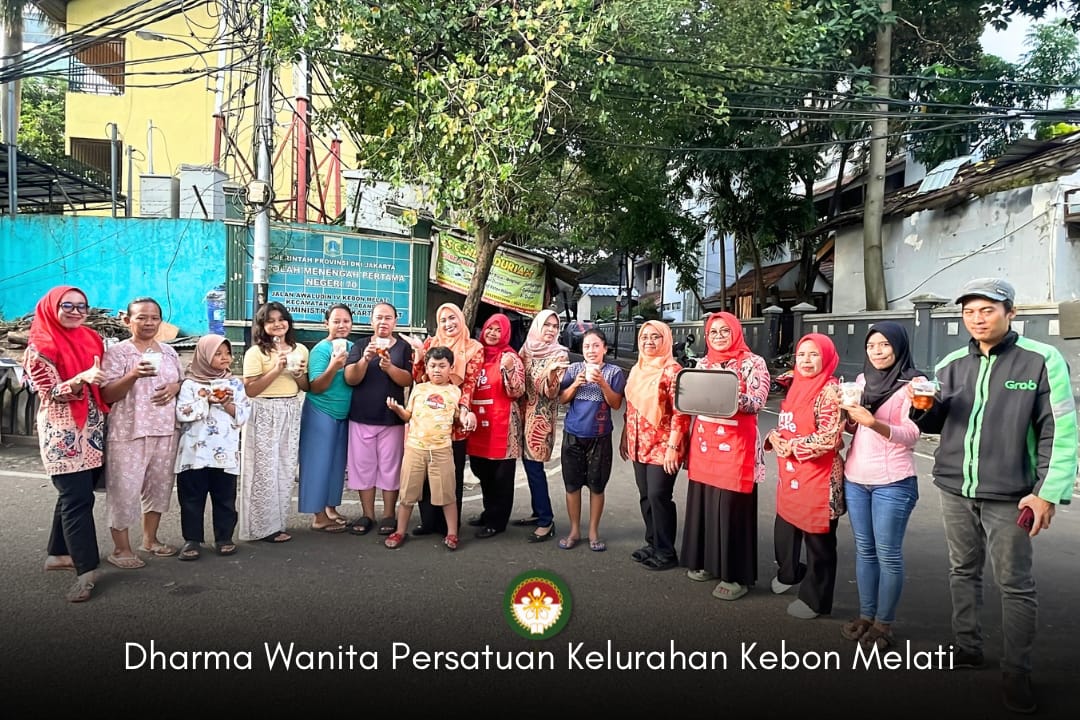 Pembagian Takjil kepada warga